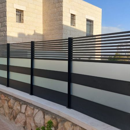 גדר אלומיניום בשילוב זכוכית