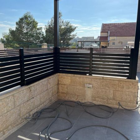 גדר אלומיניום בצבע עץ