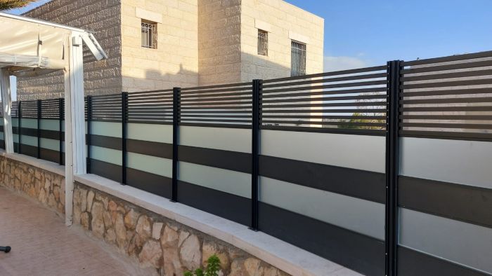 גדר אלומיניום בשילוב זכוכית