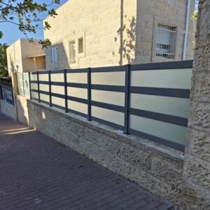 גדר אלומיניום בשילוב זכוכית דגם הייטק החל מ- 400 ש"ח