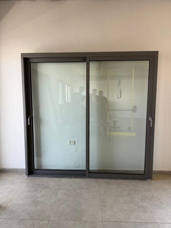 יד 2 : דלת הזזה מדגם 9200 גוון אפור חם 34I